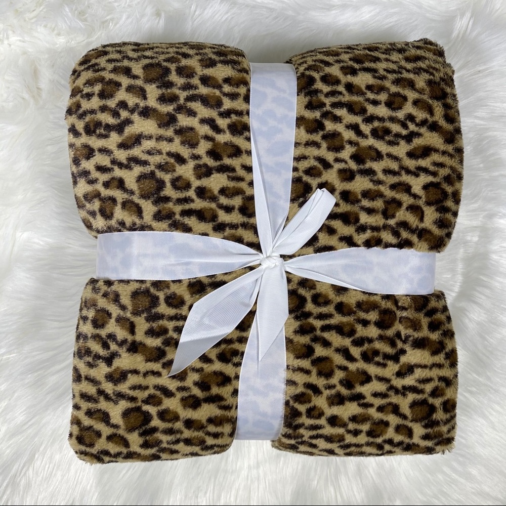 ✨SALE✨Jaguar Micromink Sherpa Throw - Picture 2 of 3